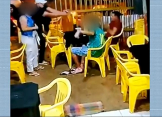 Vídeo mostra homem sendo atingido por vários tiros em mesa de bar