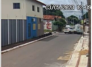VÍDEO: Batida em cruzamento faz motorista de ambulância perder controle e invadir calçada