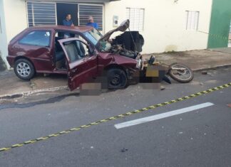 Corpo de motociclista vai parar embaixo de carro após acidente em Porto Nacional