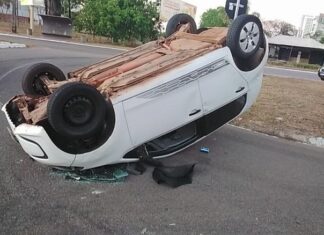 Carro bate e capota após tentar fazer conversão proibida no centro de Palmas