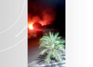 Fogo que começou em terreno baldio atinge telhado de casa