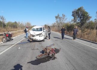Motociclista morre após moto bater de frente com carro na BR-153
