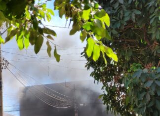 Bombeiros encerram combate a fogo em supermercado da capital após quase 10h de trabalho