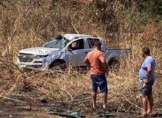 Caminhonete derruba poste e capota em avenida após motorista perder controle