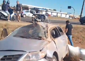 Carro sai da pista, capota e cai em vala às margens de rodovia