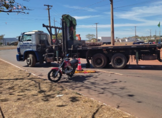 Motociclista morre após ser atropelado por caminhão-guincho; corpo ficou preso embaixo de pneu