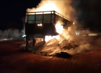 Carroceria de carreta fica destruída após pegar fogo na BR-153