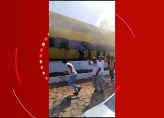 Vídeo mostra correria e nuvem de fumaça durante incêndio em prédio de prefeitura