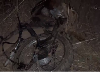 Motociclista é arremessado e morre após bater de frente com caminhonete