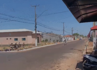 Policiais correm atrás de suspeito e trocam tiros no meio de rua; VÍDEO