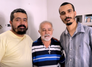 Megafã tem coleções repetidas de todos os CDs e batizou os filhos de Roberto Carlos e Erasmo Carlos