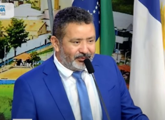 Vereador acusado de homofobia pede desculpas durante discurso para cumprir acordo