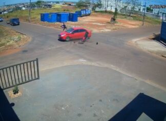 VÍDEO: Motociclista é arremessado e dá salto mortal no ar após bater em carro