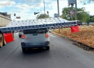 Picape é flagrada carregando material maior que carroceria em avenida e situação pode gerar penalidades; saiba as regras