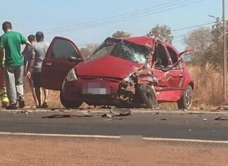 Acidente entre carro e caminhão deixa uma pessoa gravemente ferida em trecho da BR-153