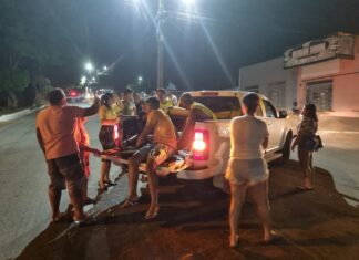 Jovem é levada para hospital em carroceria de caminhonete após sofrer acidente de moto e ambulância não aparecer; veja vídeo