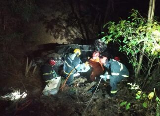 Carro cai em ribanceira após bater de frente com carreta e motorista morre na hora