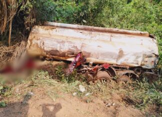 Policial militar fica gravemente ferido após tanque de caminhão se soltar e bater em uma moto