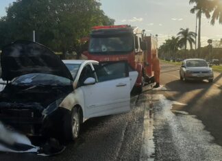 VÍDEO: Possível pane elétrica faz carro pegar fogo no meio da Avenida JK, em Palmas