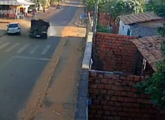 Passageiro fica ferido e motorista é detido após acidente entre carro e caminhonete em cruzamento