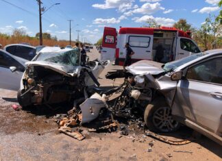 Eletricista morre após batida violenta deixar dois carros destruídos na Teotônio Segurado