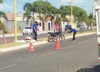 Motociclista morre após perder controle e bater em poste no canteiro de avenida