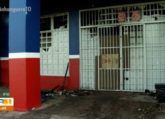 Moradores e comerciantes reclamam de sujeira e mau cheiro em supermercado que pegou fogo há quase um mês