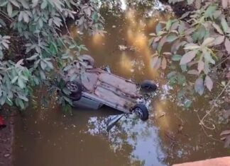 Carro cai de ponte e vai parar em córrego após acidente com motocicleta