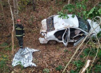 Uma pessoa morre e duas ficam feridas após carro sair da pista e capotar em ribanceira