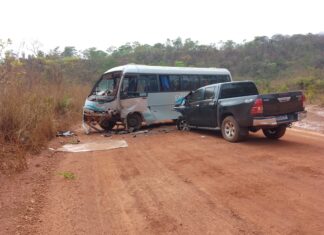 Batida entre micro-ônibus e caminhonete deixa feridos em estrada