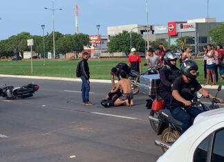 Motociclista fica ferido após bater na traseira de carro em avenida