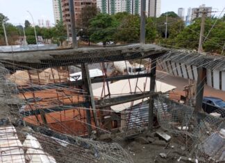 Laje de shopping em construção desaba com operários durante aplicação de concreto