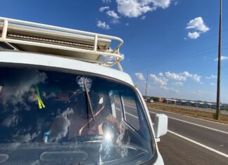 VÍDEO: Barra de ferro voa em estrada e fica cravada em para-brisa de kombi: ‘A gente só viu o vulto’