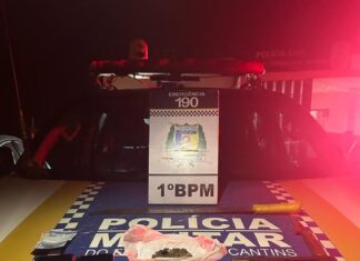 Dois suspeitos são flagrados com armas, facas e drogas após denúncia de furto