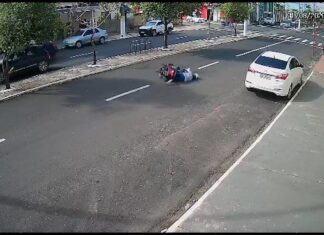 VÍDEO: Câmera de segurança flagra sequência de acidentes em quebra-molas sem sinalização