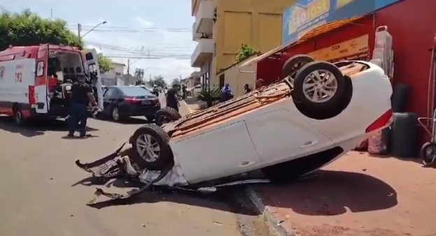 carro-capotado-