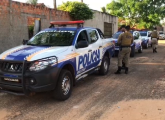 Jovem é encontrado morto com faca cravada nas costas dentro de casa