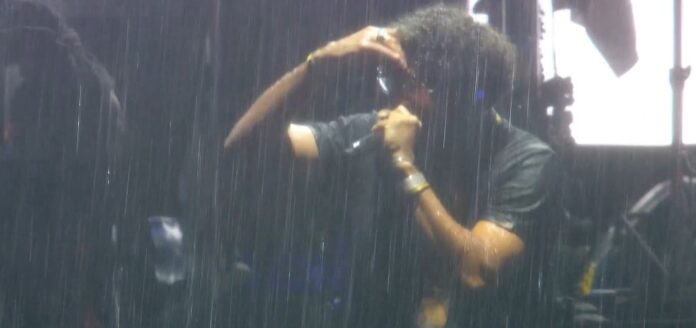 criolo-canta-embaixo-de-chuva