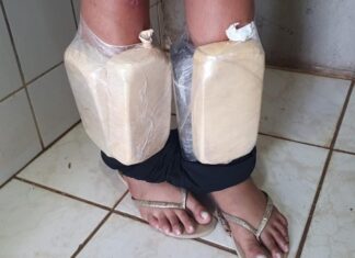 Adolescente é pega com tabletes de cocaína enrolados nas pernas após PM suspeitar do jeito que ela andava