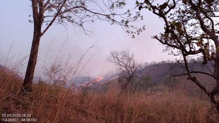incendio-florestal-nas-serras-gerais-da-regiao-de-custodio-e-mucambo.