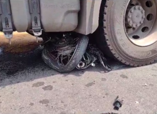 VÍDEO: Moto é esmagada por roda de caminhão e motociclista morre
