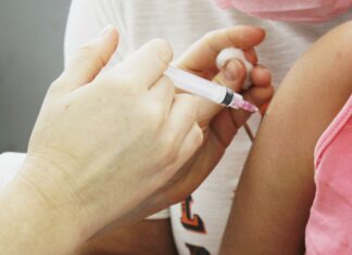 Crianças e adolescentes poderão atualizar caderneta em campanha nacional de multivacinação