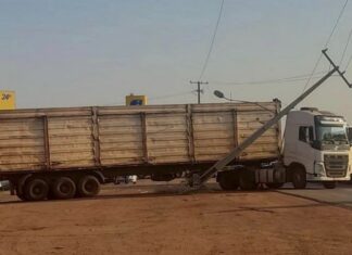 Caminhão derruba poste em rodovia e deixa mais de 2 mil residências sem energia
