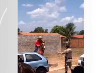 Suspeito a cavalo nocauteia homem com soco na frente de policial militar e foge; VÍDEO