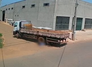 Câmera de segurança flagra momento em que adolescente é atropelada por caminhão; vítima está na UTI