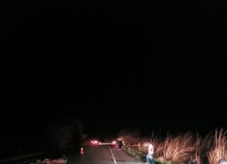 Acidente envolvendo duas motos e caminhonete deixa uma pessoa morta e outra ferida