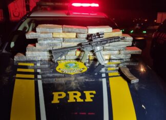 Três pessoas são presas por tráfico internacional de armas e drogas após polícia apreender fuzil e mais 50 kg de cocaína