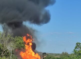 Carretas pegam fogo após batida na TO-040
