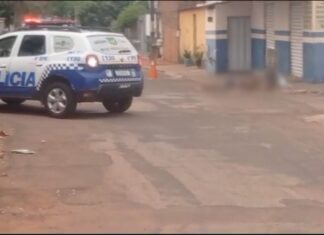 Homem é morto com tiro na cabeça no meio de rua