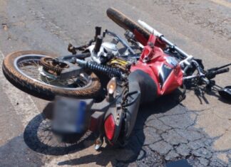 Motociclista morre após bater em dois carros durante tentativa de ultrapassagem